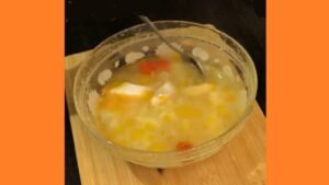 Курячий суп у мікрохвильовій печі Курячий суп у мікрохвильовій печі. Фото