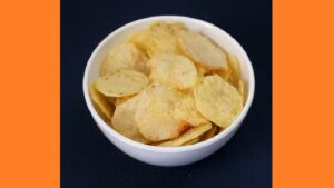 Картопляні чіпси у фритюрниці Картопляні чіпси у фритюрниці. Фото