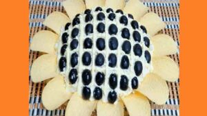 Салат с чипсами и куриным филе. Фото