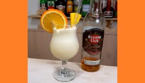 Коктейль ром із соком. Фото