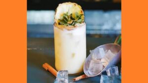 Коктейль с ананасовым соком Коктейль с ананасовым соком. Фото