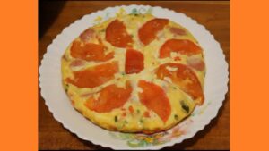 Омлет с колбасой в мультиварке. Фото