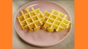 Рисовые вафли в вафельнице Рисовые вафли в вафельнице. Фото