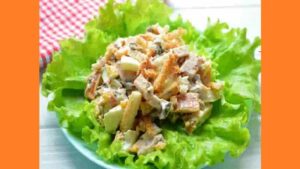 Салат з печерицями та курячим філе. Фото