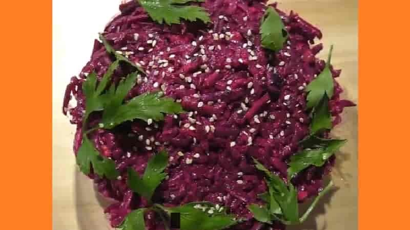 Салат из вареной свеклы с чесноком. Фото