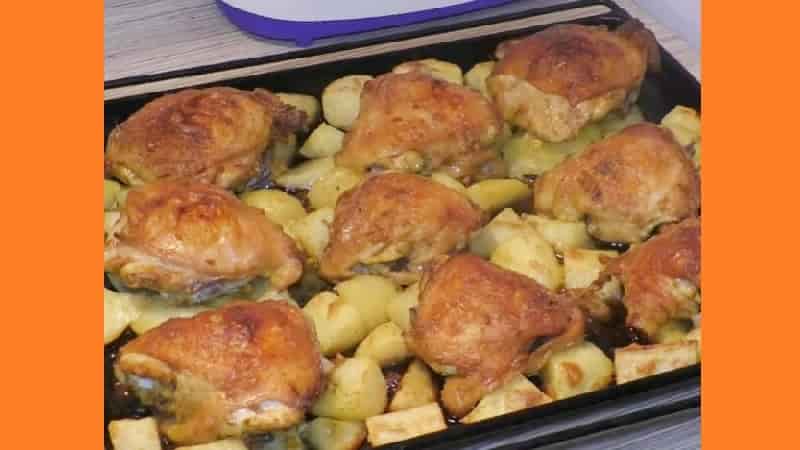 Курица в духовке с картошкой. Фото Курица в духовке с картошкой. Фото