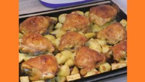 Курица в духовке с картошкой и помидорами Курка в духовці з картоплею та помідорами. Фото