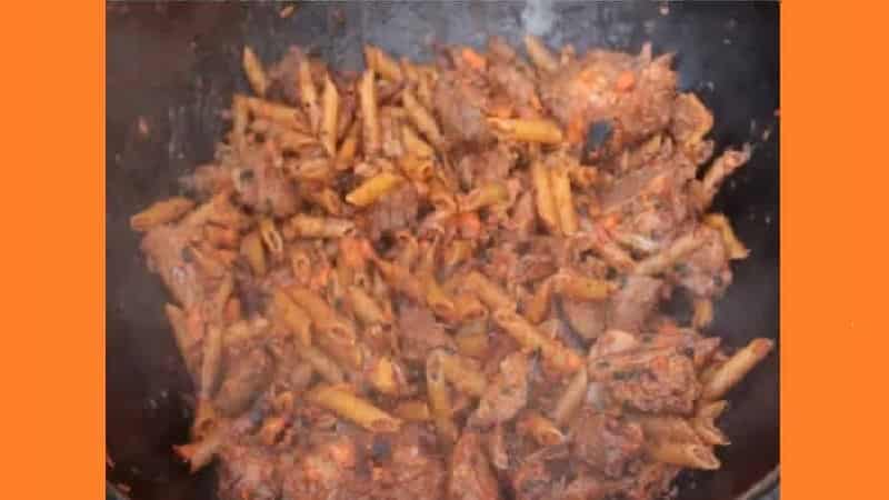 Макароны с мясом в сковороде. Фото