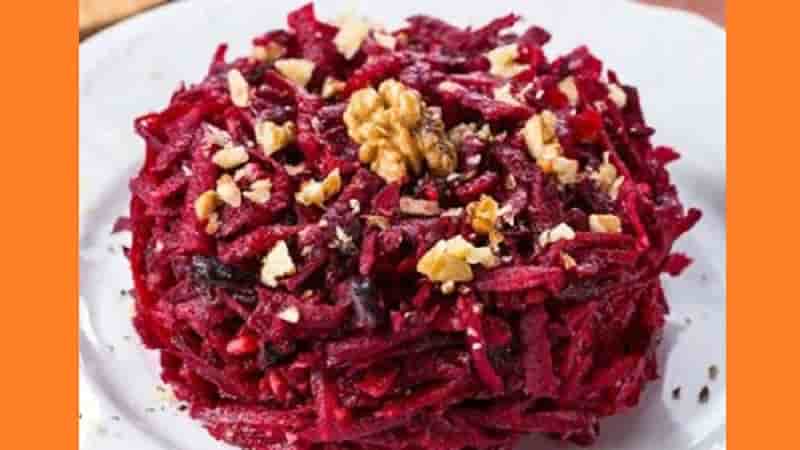 Салат из свеклы с черносливом и грецкими орехами. Фото