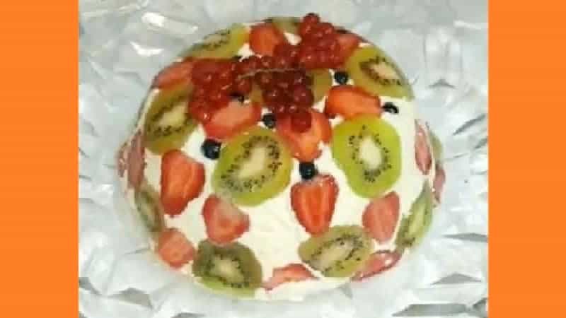 Торт из фруктов и бисквита без выпечки. Фото