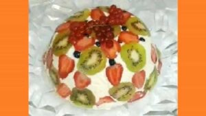 Торт із фруктів та бісквіту без випічки. Фото