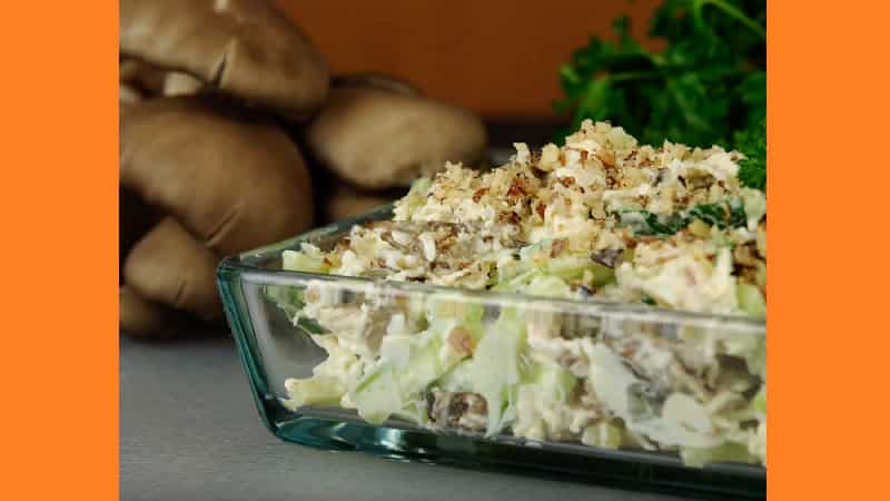 Салат с куриной грудкой и грибами. Фото