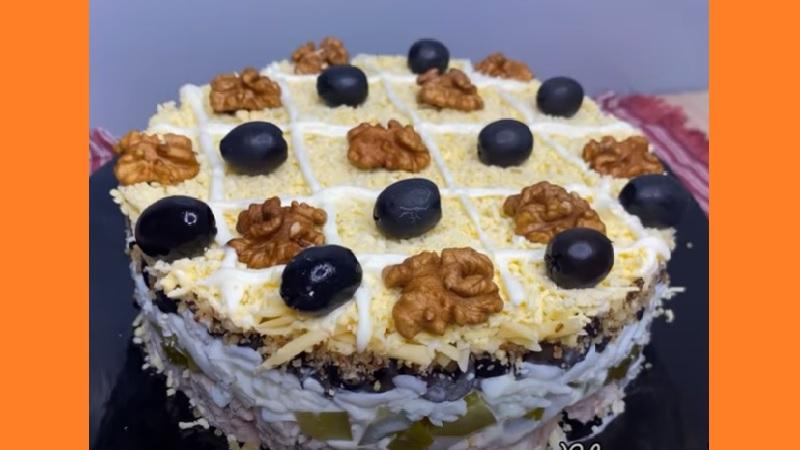 Салат с мясом и сыром. Фото