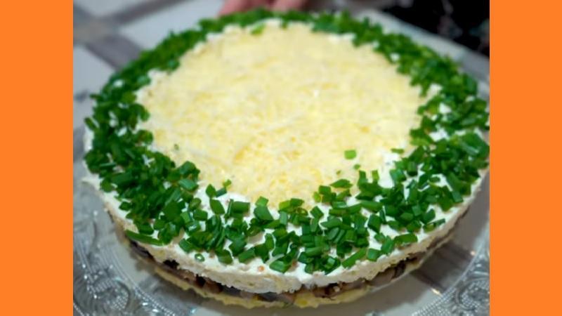 Салат с жареными шампиньонами. Фото