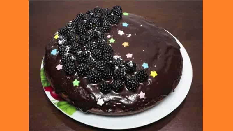 Простий шоколадний пиріг у мультиварці. Фото