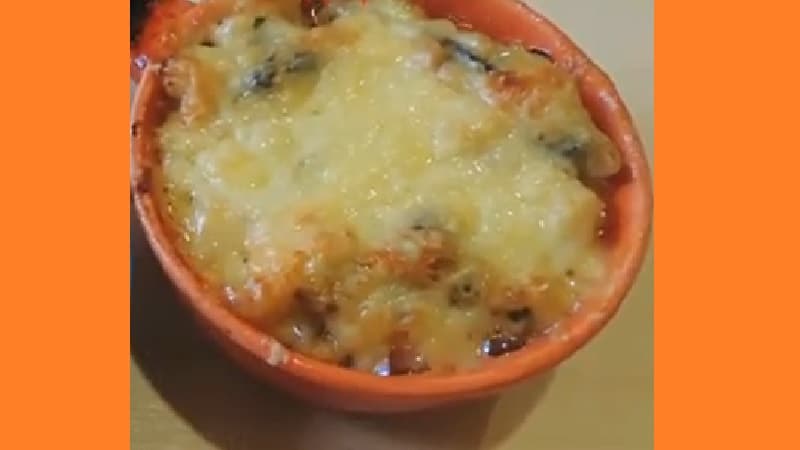 Жульен с семгой и шампиньонами в духовке. Фото