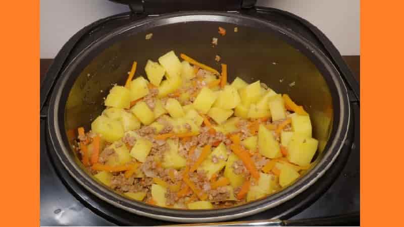 Картошка с фаршем в мультиварке. Фото