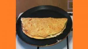 Овсяноблін з сиром та зеленню на сковороді Овсяноблін з сиром та зеленню на сніданок. Фото