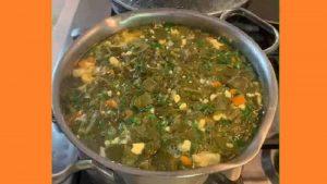 Щавельний борщ з яйцем та свининою. Фото