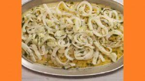 Кальмари у часниковому соусі на сковороді. Фото