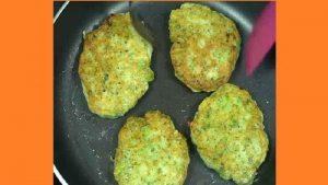 Оладьи из брокколи на сковороде. Фото