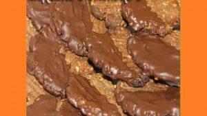 Шоколадное печенье с орехами. Фото