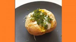 Картопля з сиром та помідором у мікрохвильовій печі Картопля з сиром та помідором у мікрохвильовій печі. Фото