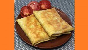 Лаваш з начинкою на сковороді. Фото