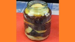 Куряча печінка з яблуками в банці . Фото