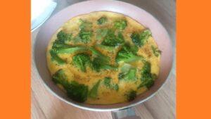 Омлет с брокколи на сковороде. Фото