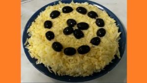 Салат з м'ясом та маринованими грибами. Фото