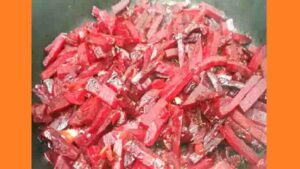 Буряк тушкований на сковороді з цибулею Буряк тушкований на сковороді з цибулею. Фото