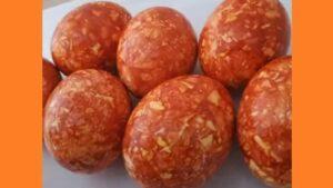 Как красиво покрасить яйца шелухой. Фото