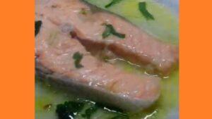 Тушкований лосось на сковороді Тушкований лосось на сковороді. Фото