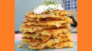 Драники з м'ясом на сковороді. Фото