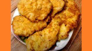 Курячі відбивні у клярі на сковороді. Фото