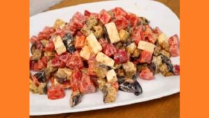 Салат с баклажанами и помидорами Салат з баклажанами та помідорами. Фото