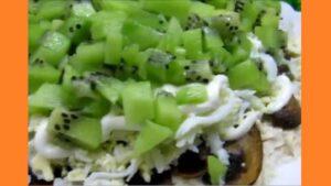 Салат с киви и курицей. Фото