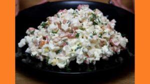 Салат с творогом и крабовыми палочками Салат с творогом и крабовыми палочками. Фото