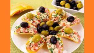 Закуска на чіпсах на святковий стіл Закуска на чіпсах на святковий стіл. Фото