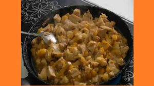 Жареное говяжье вымя на сковороде Смажене яловиче вим'я на сковороді. Фото