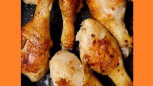Смажені курячі ніжки з скоринкою на сковороді. Фото