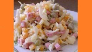Салат с белокочанной капустой и колбасой Салат с белокочанной капустой и колбасой. Фото