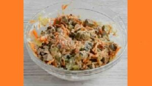 Салат с куриной печенью и морковью. Фото