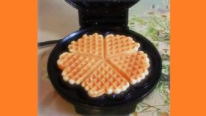 Бисквитные вафли в вафельнице. Фото