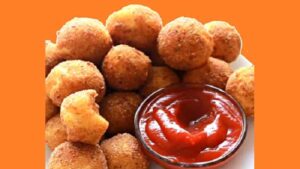 Картофельные шарики с сыром во фритюре Картопляні кульки з сиром у фритюрі. Фото