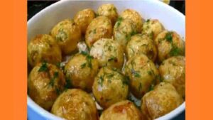 Картопля в мікрохвильовій печі в мундирі. Фото