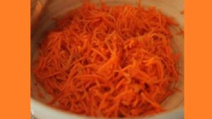 Салат зі свіжої сирої моркви Салат зі свіжої сирої моркви. Фото