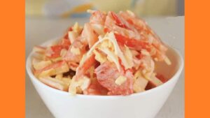 Салат с крабовыми палочками и помидорами Салат с крабовыми палочками и помидорами. Фото