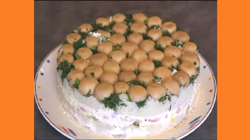 Салат с маринованными грибами и сыром. Фото Салат с маринованными грибами и сыром. Фото